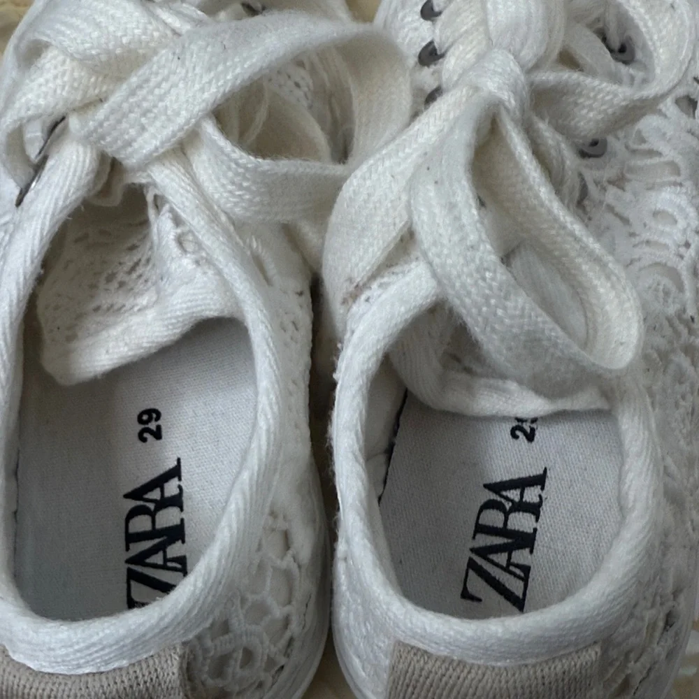 Kids White Lace Sneakers kid’s size 29 (toddler 5)